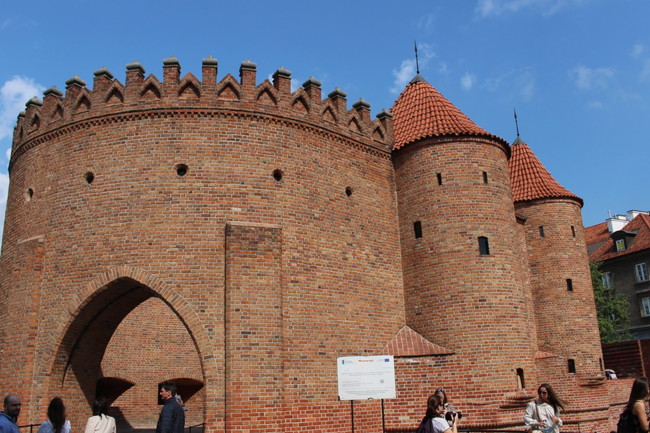 ワルシャワ旧市街を歩く 中世の面影を残す城壁や旧王宮 広場に感動 れきたびcafe